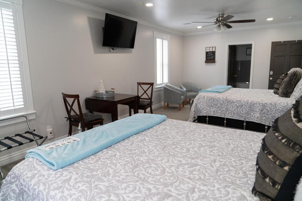 Deluxe Double Room with Bath interior